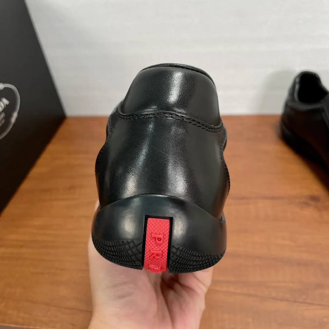💰720 Code: YS003342 Prada/Prada men’s new leather sneakers. This sneaker is made of imported calf leather and is inspired by classic aesthetic concepts. The tongue is decorated with the recognizable P RADA MILANO embossed logo, the outside is decorated with the classic triangular metal enamel logo, and the all-metal enamel eyelets further enhance the style. Equipped with 3.5cm iconic red label lightweight elastic rubber soles, fabric and cowhide mixed lining, and silk-printed logo cowhide foot pads. The style is versatile and durable, comfortable and breathable, and comes with a full set of original packaging dust bags! Size: 39-40-41-42-43-44 Standard leather shoe size (45 can be customized but returns and exchanges are not supported) Item number: 2EE768 black